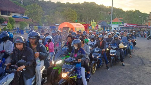 Antrean pemudik hendak masuk kapal di Pelabuhan Padangbai, Karangasem.