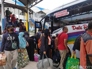 Hari Pertama Cuti Lebaran, Terminal Purabaya Dipadati Pemudik