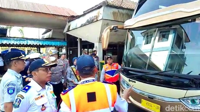 Pemudik di Terminal Tawang Alun Jember