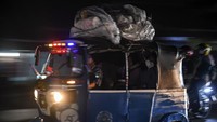 Selain sopir, bajaj itu juga berisi dua orang penumpang. Sementara barang bawaan tampak diikat di atap bajaj. Antara Foto/M Risyal Hidayat.