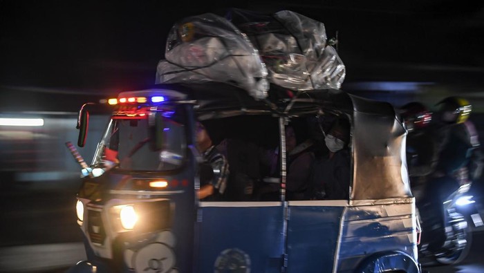 Tidak hanya mobil dan motor, sebagian pemudik menggunakan bajaj untuk pulang kampung. Bajaj pemudik itu terpantau melintas di Jalur Pantura, Jawa Barat, Rabu (19/4).
