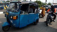 Pemudik menggunakan kendaraan khas ibukota itu tampak melintas di antara kendaraan bermotor. Antara Foto/Oky Lukmansyah.