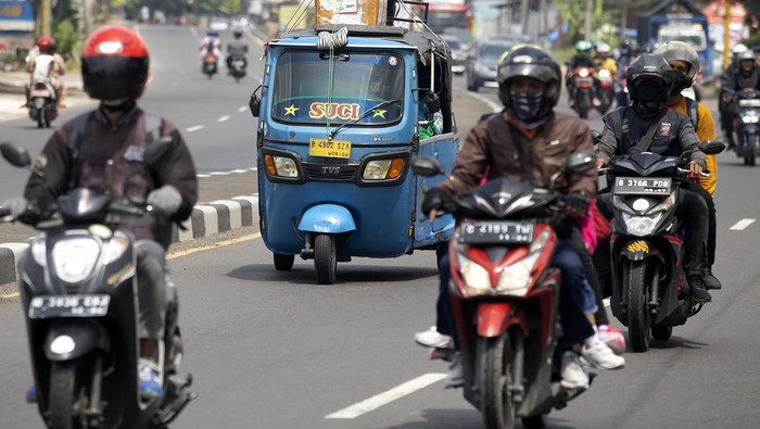 Tidak hanya mobil dan motor, sebagian pemudik menggunakan bajaj untuk pulang kampung. Bajaj pemudik itu terpantau melintas di Jalur Pantura, Jawa Barat, Rabu (19/4).