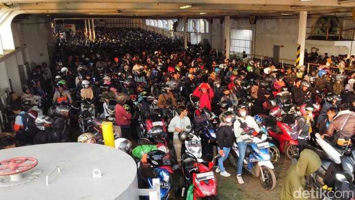Pemudik menggunakan motor bersiap keluar dari Kapal (Tommy Saputra/detikSumut)