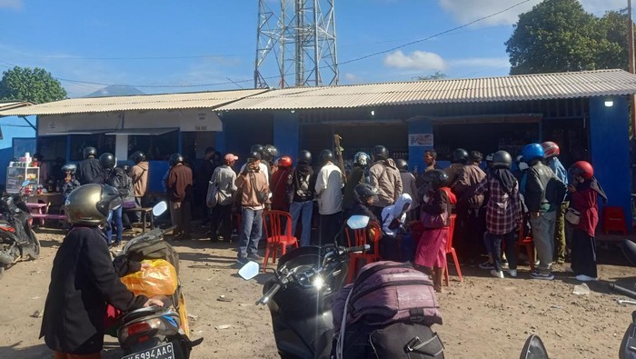 Antrean pemudik motor saat melakukan verifikasi tiket kapal di pintu masuk Pelabuhan Gilimanuk, Rabu (19/4/2023).