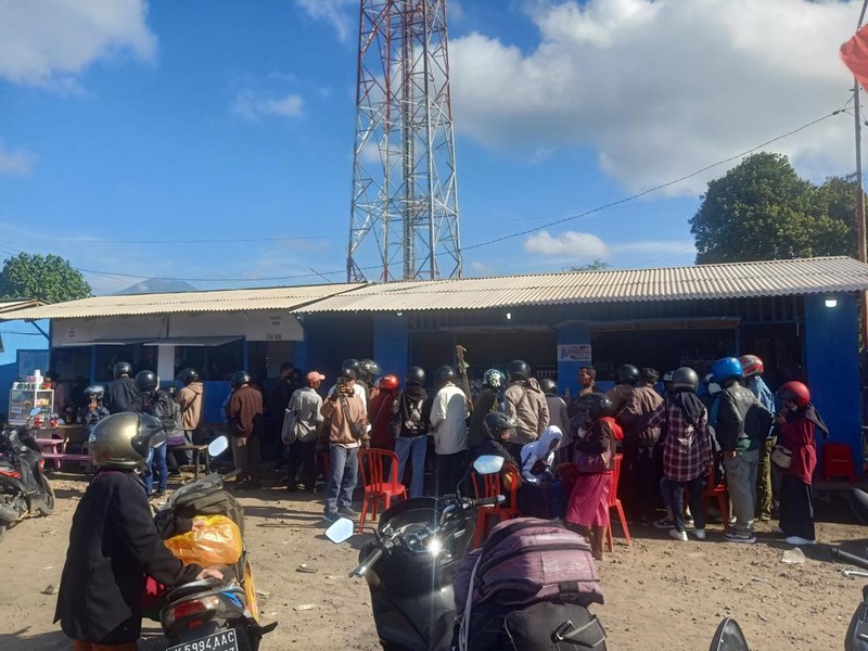 Antrean pemudik motor saat melakukan verifikasi tiket kapal di pintu masuk Pelabuhan Gilimanuk, Rabu (19/4/2023).