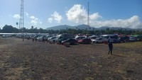 Pemudik yang menggunakan motor maupun mobil saat antre untuk masuk kapal di dermaga LCM Pelabuhan Gilimanuk, Rabu (19/4/2023). PT ASDP Indonesia Ferry Pelabuhan Gilimanuk mengoperasikan 33 kapal untuk mengurai kepadatan pemudik di Pelabuhan Gilimanuk.
