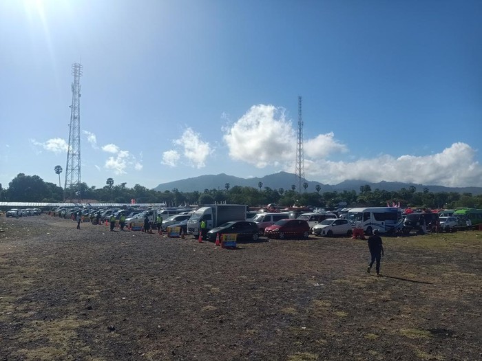 Pemudik yang menggunakan motor maupun mobil saat antre untuk masuk kapal di dermaga LCM Pelabuhan Gilimanuk, Rabu (19/4/2023).