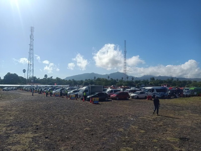 Pemudik yang menggunakan motor maupun mobil saat antre untuk masuk kapal di dermaga LCM Pelabuhan Gilimanuk, Rabu (19/4/2023).