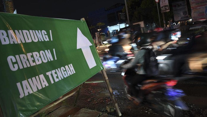 Pemudik Motor Dominasi Jalur Pantura Pemudik bersepeda motor melintas di jalur Pantura, jalan Raya Klari, Karawang, Jawa Barat, Rabu (19/4/2023). Pada H-3 Lebaran 2023, jalur mudik Pantura didominasi oleh kendaraan roda dua. ANTARA FOTO/M Risyal Hidayat/nym.
