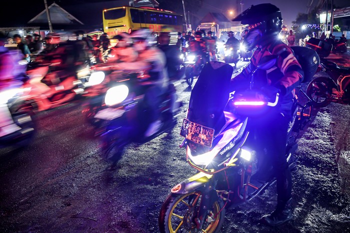 Pemudik bersepeda motor melintas di jalur Pantura, jalan Raya Klari, Karawang, Jawa Barat, Rabu (19/4/2023). Pada H-3 Lebaran 2023, jalur mudik Pantura didominasi oleh kendaraan roda dua. ANTARA FOTO/M Risyal Hidayat/nym.