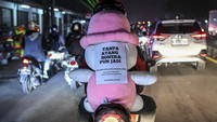 Terlihat para pemudik dengan motor membawa barang bawaan cukup banyak. Tidak hanya itu, juga terdapat tulisan unik di barang bawaannya.