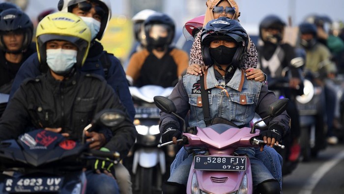Sejumlah pemudik mengendarai sepeda motor melintas di jalur Pantura, Jawa Barat, Rabu (19/4/2023).