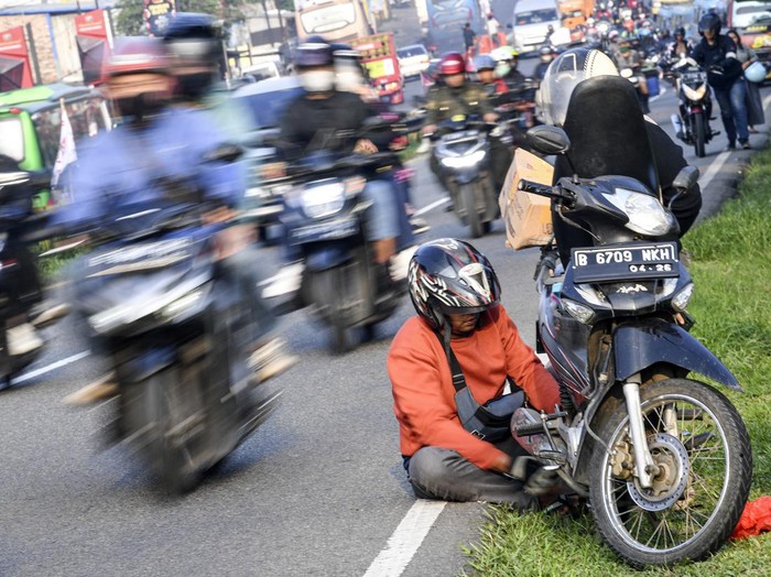 Sejumlah pemudik mengendarai sepeda motor melintas di jalur Pantura, Jawa Barat, Rabu (19/4/2023).