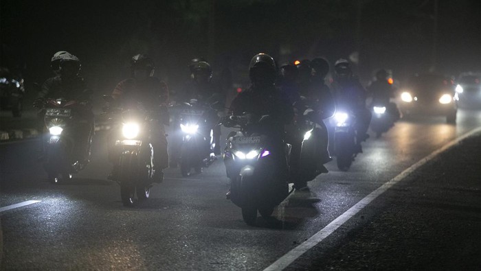 Pemudik Motor Mulai Lintasi Pantura Sejumlah pemudik mengendarai sepeda motor melintas di jalur Pantura, Jawa Barat, Rabu (19/4/2023).