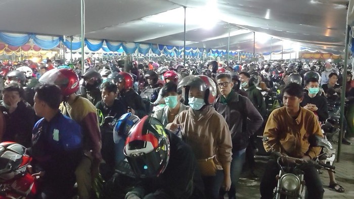 Pemudik motor padati Pelabuhan Ciwandan Rabu (19/4) malam