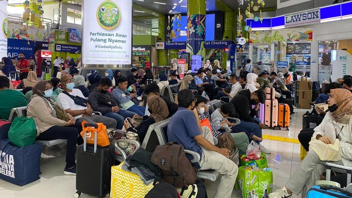 Pemudik mulai padati Stasiun Senen dan Gambir