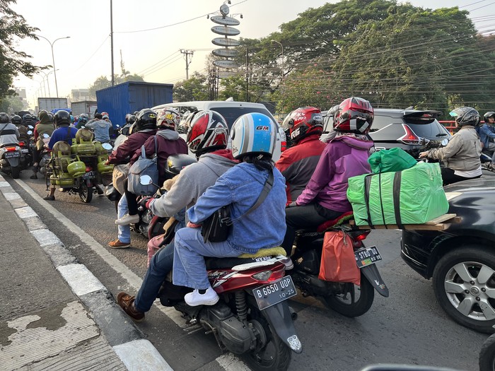 Pemudik naik motor mulai padati jalan