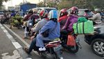 Pemudik Maksa Naik Motor, Bawa Anak-Istri dan Gembolan Barang