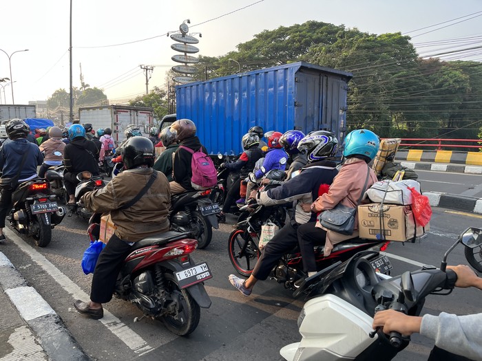 Pemudik naik motor mulai padati jalan Pemudik naik motor mulai padati jalan