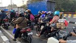 Pemudik Maksa Naik Motor, Bawa Anak-Istri dan Gembolan Barang