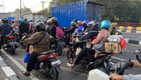 Sebenarnya tidak ada larangan untuk pulang kampung menggunakan kendaraan roda dua, tapi sayangnya masih banyak pemudik bermotor yang kurang sadar akan keselamatan dengan membawa serta anaknya. Foto: (Luthfi Anshori/detikOto)