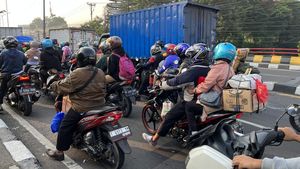 Pemudik Maksa Naik Motor, Bawa Anak-Istri dan Gembolan Barang
