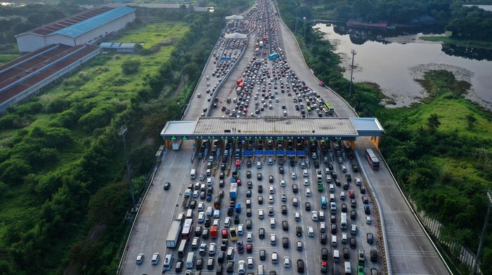 Pemudik mulai memadati Tol Cikampek, Rabu (19/4/2023) pagi. Kepadatan pemudik itu terlihat di gerbang Tol Cikampek Utama.