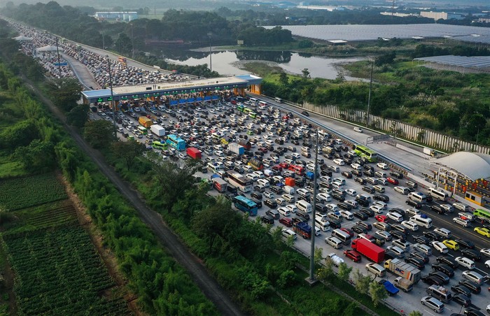Pemudik mulai memadati Tol Cikampek, Rabu (19/4/2023) pagi. Kepadatan pemudik itu terlihat di gerbang Tol Cikampek Utama.
