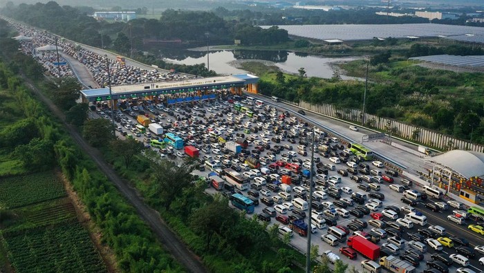Pemudik mulai memadati Tol Cikampek, Rabu (19/4/2023) pagi. Kepadatan pemudik itu terlihat di gerbang Tol Cikampek Utama.