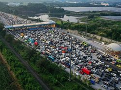 Pemudik Padati Gerbang Tol Cikampek Utama