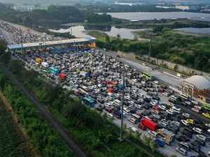 Pemudik Padati Gerbang Tol Cikampek Utama