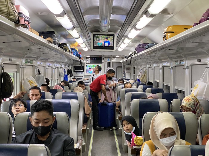 Pemudik pilih transportasi kereta api