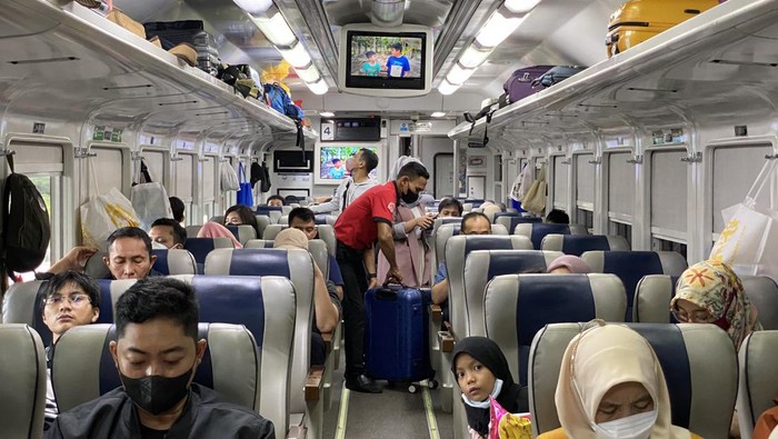 Pemudik pilih transportasi kereta api