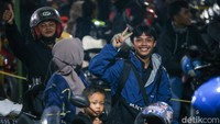 Wajah-wajah semringah terpancar dari para pemudik motor yang tidak sabar untuk mudik ke kampung halaman.