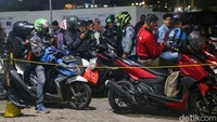 Petugas sigap untuk melayani para pemudik disetiap sudut pelabuhan ini.