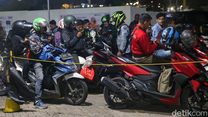 Terpaksa Naik Motor saat Mudik? Dokter Bagikan Tips Peregangan Anti-Pegal di Jalan