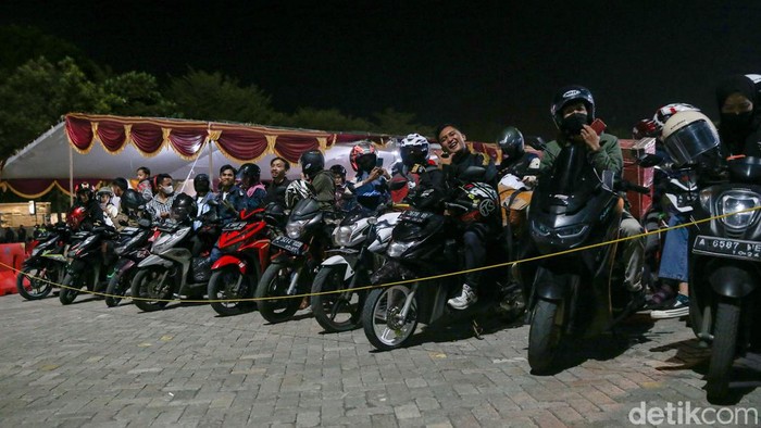 Pelabuhan Ciwandan, Cilegon, Banten, Rabu (19/4/2023) mulai dipadati pemudik motor. Begini suasananya.