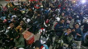 Pemudik Sepeda Motor Serbu Pelabuhan Ciwandan