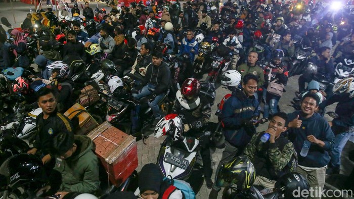 Pemudik Sepeda Motor Serbu Pelabuhan Ciwandan Pelabuhan Ciwandan, Cilegon, Banten, Rabu (19/4/2023) mulai dipadati pemudik motor. Begini suasananya.