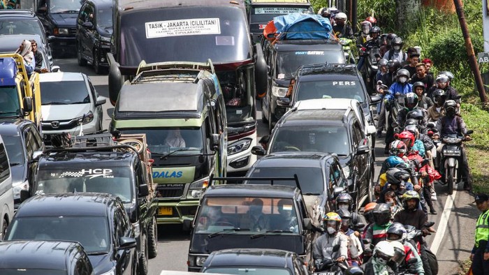 Penampakan Padatnya Jalur Nagreg Hari Ini Vechiles stuck in a traffic jam ahead of Eid al-Fitr holidays on April 19 2023 at Nagreg, West Java, Indonesia. Millions of people started to leave the capital and other major cities for their hometowns ahead of the Eid al-Fitr celebration. Eid al-Fitr is an Islamic holiday that marks the end of Ramadan. (Photo by Algi Febri Sugita/NurPhoto via Getty Images)