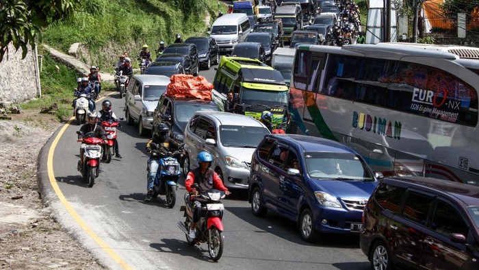 Vechiles stuck in a traffic jam ahead of Eid al-Fitr holidays on April 19 2023 at Nagreg, West Java, Indonesia. Millions of people started to leave the capital and other major cities for their hometowns ahead of the Eid al-Fitr celebration. Eid al-Fitr is an Islamic holiday that marks the end of Ramadan. (Photo by Algi Febri Sugita/NurPhoto via Getty Images)