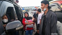 Lamanya mengantre membuat banyak pemudik yang keluar dari dalam mobilnya.