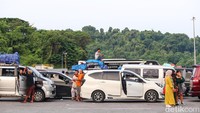 Mereka keluar dari dalam mobil sambil berbincang dengan pemudik lainnya.