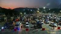 Antrean kendaraan pemudik tampak mengular panjang.