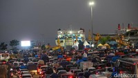 Antrean panjang kendaraan mulai terlihat di pintu masuk dermaga reguler Pelabuhan Merak pagi ini.