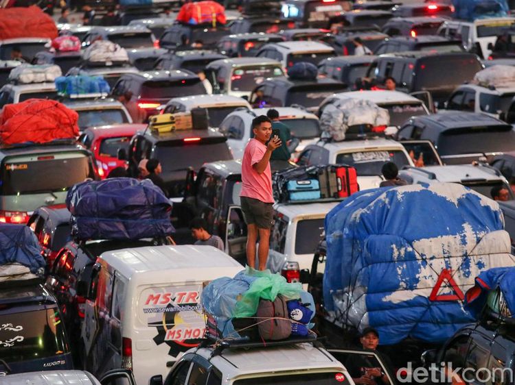 Lebaran Menghitung Hari, Jalan hingga Pelabuhan Dipadati Pemudik