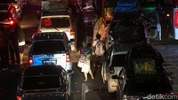 Kendaraan hanya dapat berjalan pelan, dan setelahnya kembali berhenti menunggu antrean.