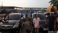 Kendaraan yang mengantre didominasi oleh roda 4.