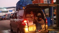 Sebagian pengendara membuka pintu belakang mobil. Hal itu dilakukan agar udara di dalam mobil berganti.